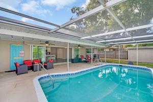 a swimming pool with an outdoor patio with a swimming poolvisor at Heated Pool Family Fun at Silver Sands Clearwater in Clearwater +37 photos