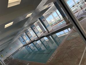 Cozy Studio with Direct Ocean View في دايتونا بيتش: مصعد كهربائي في مبنى بطابق زجاجي