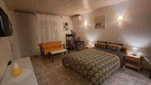 een slaapkamer met een bed en een stoel erin bij My Quiet Place near Carcassonne in Carcassonne