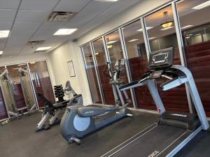 Cozy Studio with Direct Ocean View في دايتونا بيتش: صالة ألعاب رياضية مع ثلاثة أجهزةٍ جري و بيضاوين