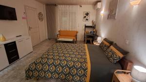 een hotelkamer met een bed en een keuken bij My Quiet Place near Carcassonne in Carcassonne