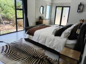 Eagle's Retreat في مارلوث بارك: غرفة نوم بسرير وسجادة حمار وحشري +13 صورة