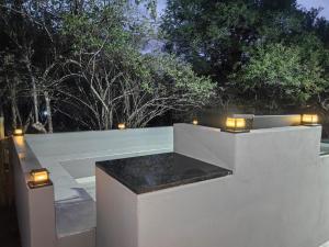 Eagle's Retreat في مارلوث بارك: فناء مع مقعد عليه أضواء