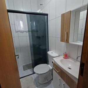 Et badeværelse på Apartamento aconchegante a poucos minutos do mar + 15 billeder