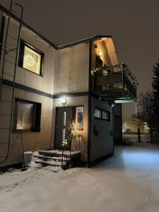 een gebouw in de sneeuw 's nachts met een balkon bij Nietos Aurora in Ylitornio
