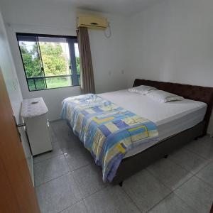 En eller flere senge i et værelse på Apartamento aconchegante a poucos minutos do mar