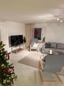 een woonkamer met een kerstboom en een televisie bij Nietos Aurora in Ylitornio