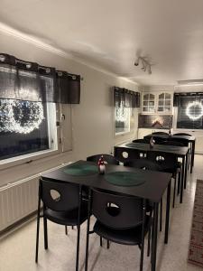 een groep tafels en stoelen in een kamer bij Nietos Aurora in Ylitornio +9 foto's