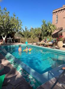 Bazén v ubytování Manzal Lahbab, 2Villas 2Bungalows 2Piscines et Jardins nebo v jeho okolí