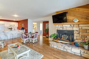 Sunrise BeachにあるMain Channel View! Condo with Dock and Pool Accessのリビングルーム(石造りの暖炉、テレビ付)