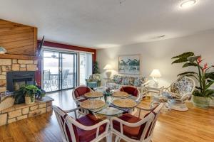 Sunrise BeachにあるMain Channel View! Condo with Dock and Pool Accessのリビングルーム(テーブル、椅子、暖炉付)