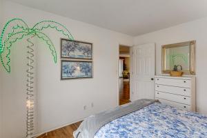 Sunrise BeachにあるMain Channel View! Condo with Dock and Pool Accessの椰子の木が壁に描かれたベッドルーム