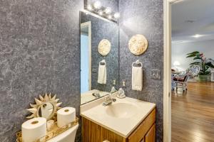 Sunrise BeachにあるMain Channel View! Condo with Dock and Pool Accessの洗面台と鏡のあるバスルーム +18枚の写真