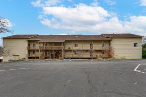 Sunrise BeachにあるMain Channel View! Condo with Dock and Pool Accessの建物の前の空の駐車場
