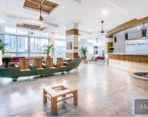 una habitación grande con un barco grande en el suelo en SantaMartaTerrace, en Santa Marta