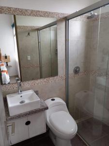 Un baño con inodoro, lavabo y ducha. en SantaMartaTerrace, en Santa Marta