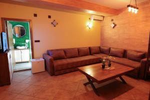 a living room with a couch and a coffee table at Magareće Mleko Eko Farma Sisevac Wellness&Spa in Paraćin