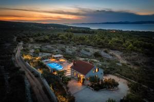 Luftaufnahme eines Hauses mit Swimmingpool in der Unterkunft Villa Fani in Supetar