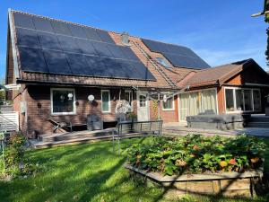 Zahrada ubytování Spacious Modern Villa, Near Nature in Stuvsta