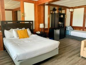 Un pat sau paturi într-o cameră la Hotel Wolfe Island