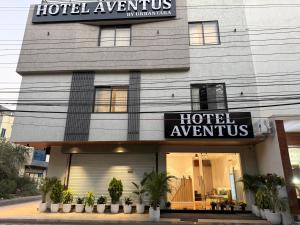 Hotel Aventus - by Urbantara في إندوري: فندق مع لافتة على جانب المبنى