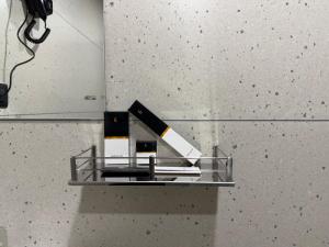 Hotel Aventus - by Urbantara في إندوري: سكين على رف في الحائط +53 صورة