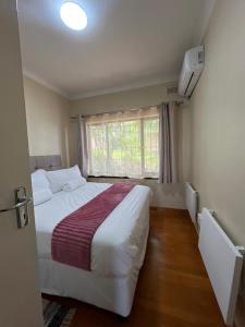 En eller flere senge i et værelse på Peaceful Holiday Home - Self-Catering