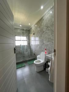 Et badeværelse på Peaceful Holiday Home - Self-Catering + 36 billeder