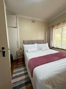 En eller flere senge i et værelse på Peaceful Holiday Home - Self-Catering