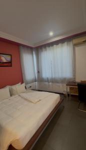 Giường trong phòng chung tại Maxlot Hotel