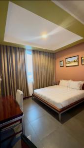 Giường trong phòng chung tại Maxlot Hotel