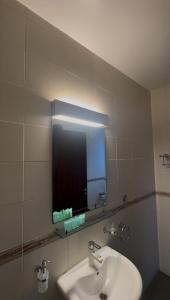 Phòng tắm tại Maxlot Hotel