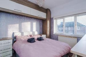 Ένα ή περισσότερα κρεβάτια σε δωμάτιο στο Spacious 3-Bed Home Etihad Stadium Coop Live