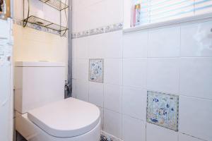 Ένα μπάνιο στο Spacious 3-Bed Home Etihad Stadium Coop Live +31 φωτογραφίες