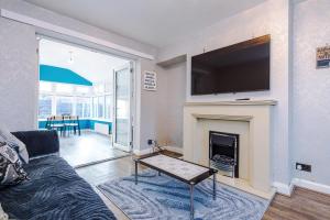 Μια τηλεόραση ή/και κέντρο ψυχαγωγίας στο Spacious 3-Bed Home Etihad Stadium Coop Live