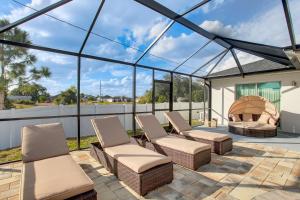 Χώρος καθιστικού στο Pet-Friendly Yard! Comfy Lehigh Acres Getaway