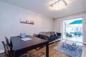 Χώρος καθιστικού στο Spacious 3-Bed Home Etihad Stadium Coop Live