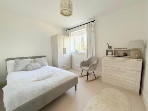 Ένα ή περισσότερα κρεβάτια σε δωμάτιο στο Large 4-Bedroom Home Ideal for Contractors and Long Stays