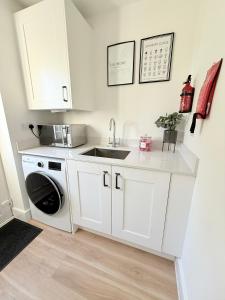 Η κουζίνα ή μικρή κουζίνα στο Large 4-Bedroom Home Ideal for Contractors and Long Stays +32 φωτογραφίες