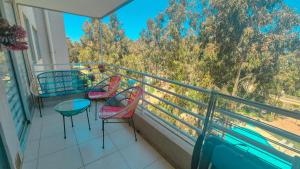 Un balcón o terraza en VR | Algarrobo Playa Mirasol 5PAX mar cerca, piscina, hermosa decoración, parking free