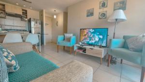 Una televisión o centro de entretenimiento en VR | Algarrobo Playa Mirasol 5PAX mar cerca, piscina, hermosa decoración, parking free