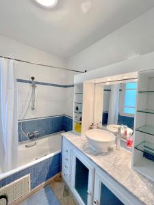 Koupelna v ubytování Lumina House + 11 fotografií