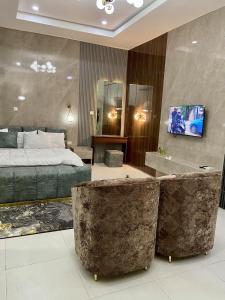 a bedroom with a bed and a bathtub and a bed istg at Bomo Apartment in Ikota