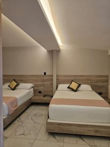 Giường trong phòng chung tại Remfort Hotel Antigua +37 ảnh