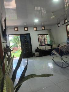 Μια τηλεόραση ή/και κέντρο ψυχαγωγίας στο La casa en la estación cocornà