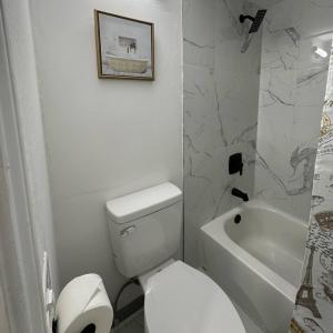 Koupelna v ubytování 2 DT Dallas l FIFA WORLD CUP READY l 5 Min from Love Field + 16 fotografií