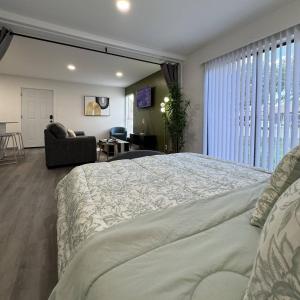 Postel nebo postele na pokoji v ubytování 2 DT Dallas l FIFA WORLD CUP READY l 5 Min from Love Field