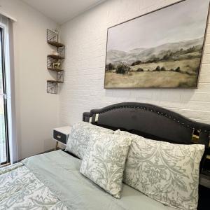 Postel nebo postele na pokoji v ubytování 2 DT Dallas l FIFA WORLD CUP READY l 5 Min from Love Field