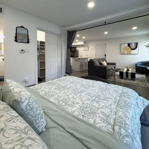 TV a/nebo společenská místnost v ubytování 2 DT Dallas l FIFA WORLD CUP READY l 5 Min from Love Field