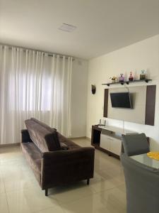 Μια τηλεόραση ή/και κέντρο ψυχαγωγίας στο CASA COM PISCINA ATE 16 PESSOAS 700mts da praia do aracagy